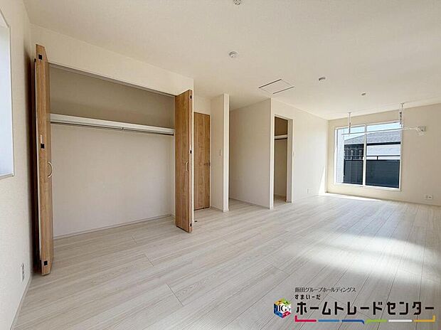 【収納】全居室に収納を完備しておりますので、居室の全空間を有効活用出来ます。自分好みのお部屋で、ゆったりお寛ぎ頂けます。