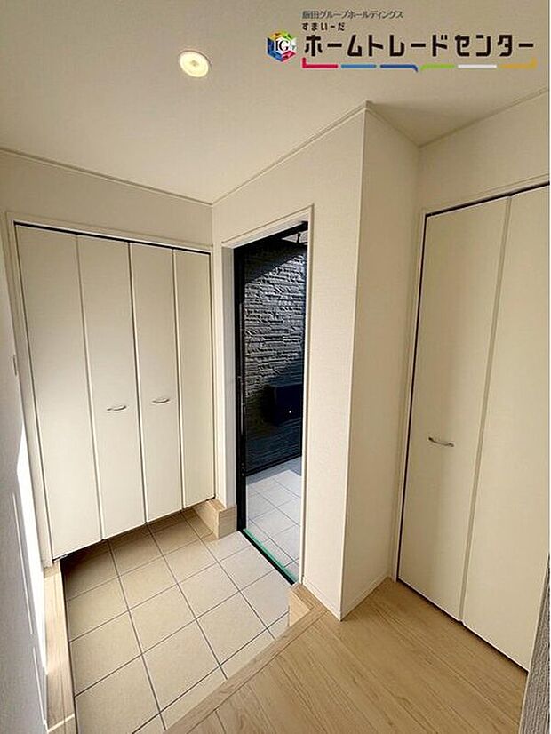 【【玄関】】心豊かな時間を過ごせる大切なお住まいです！沢山の陽光を取り込んで玄関も明るい印象です！来客の際も、心地よく楽しいひと時をお過ごし頂けますね。