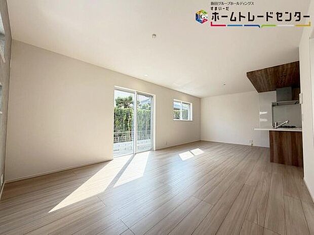 【【リビング】】大きな窓のあるリビングは、陽光あふれる明るい空間です。居心地良く、ご家族皆がゆったり寛げる憩いの空間となりそうです♪