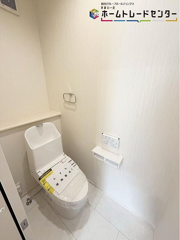 【【トイレ】】1、2階共に窓付きのトイレスペース。採光もあり明るく、快適空間となっております。毎日使う場所だからこその配慮です♪