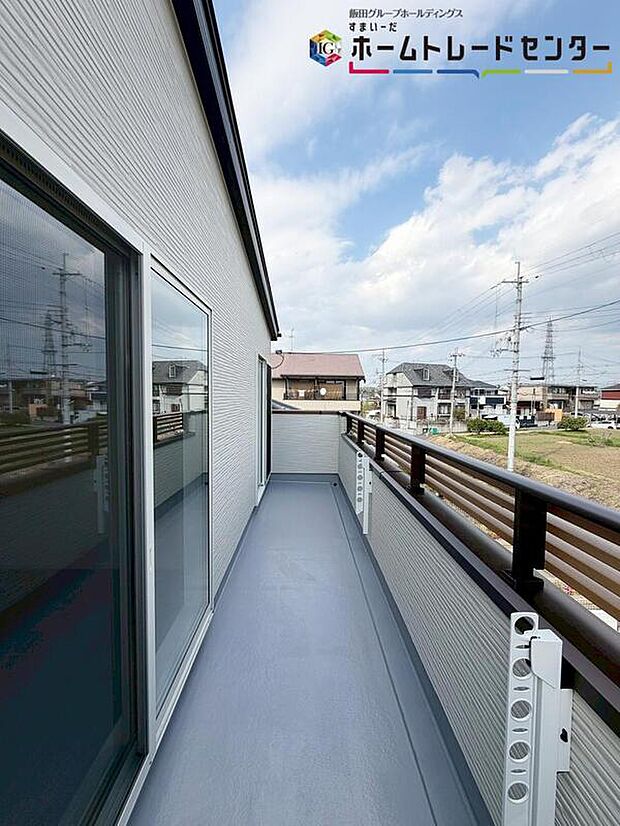 【【バルコニー】】東向きのため毎日朝日が差し込みます。気持ちのいい朝を迎えられます♪
晴れた日にはたっぷりのお洗濯ものを干すことができるバルコニーです♪