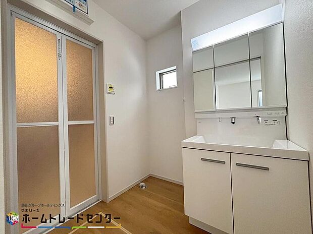 【【洗面所】】白を基調とした爽やかなサニタリースペース。清潔感のある快適空間です♪毎日の身支度も気持ち良くお使い頂けます。