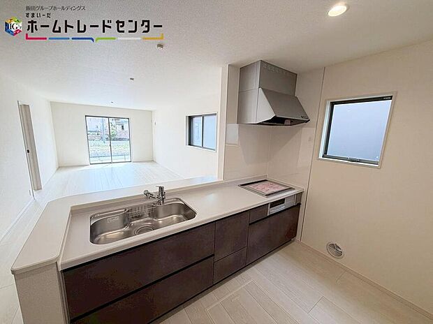 【キッチン】窓付きで明るく爽やかなキッチンスペース。キッチン下の収納に加えて、床下収納と豊富な収納力もございます。見栄えもよく、いつでもすっきりとお使い頂けそうです♪