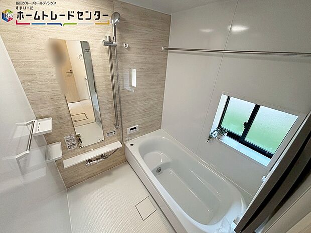 【浴室】毎日の疲れを癒す浴室は１坪タイプです。足を伸ばしてゆっくりとくつろげます。
窓付きのバスルームは、明るく換気環境も良好。日中の入浴も気持ちよくお使い頂けそうです。