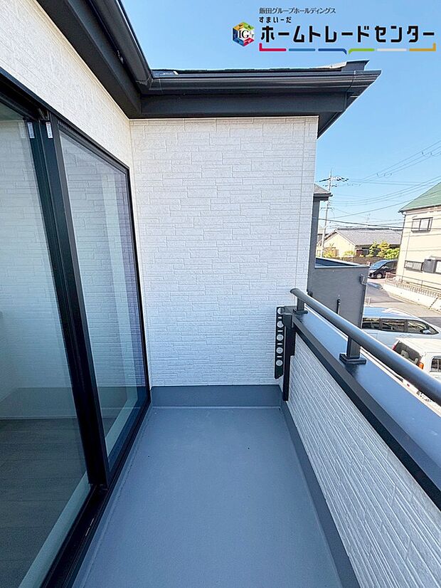 【バルコニー】広々としたバルコニーならシーツなど大きな洗濯物もらくらく干せます。観葉植物を置いたり、料理に使えるハーブを育てたり、ガーデンニングを楽しむスペースも十分。