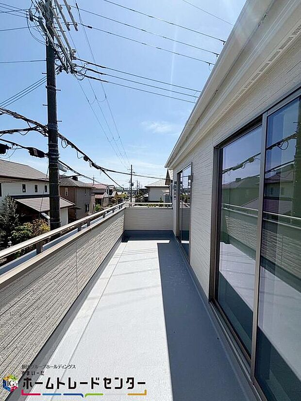 【バルコニー】南側に設置されたバルコニー。心地よい陽射しや暖かな風を楽しむことが出来ます。晴れた日にはたっぷりの洗濯物や布団を干せます!