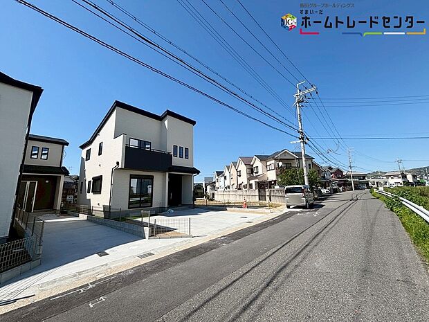 【前面道路含む現地写真　】この街で・この家で暮らしたいと思わせる理由を是非現地でお確かめ下さい♪空が広く大きく感じる安らぎ溢れる住環境です♪毎日、早く帰りたくなるお住まいになりそうです♪