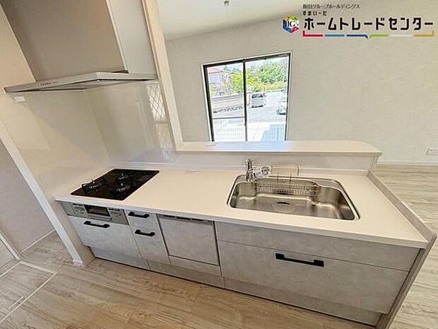 【キッチン】収納力豊富な爽やかなシステムキッチンを用意しております。床下収納もございますので、キッチンスペースをいつでもすっきりとお使い頂けそうです。