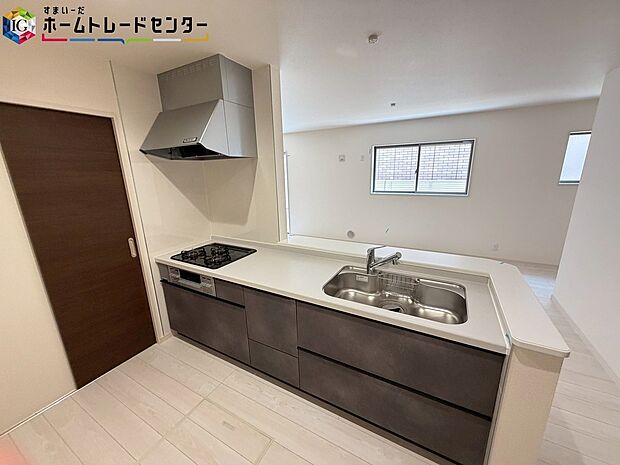 【キッチン】【キッチン】
人工大理石トップのシステムキッチン。見栄えもよくお手入れもスムーズに出来ます。豊富な収納力もございますので、キッチンスペースをスッキリとお使い頂けそうです。
