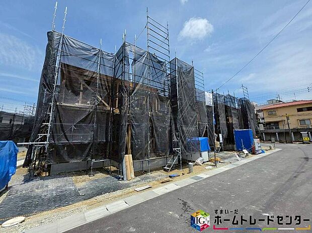 【現地外観写真】資料送付・ご見学即対応!建物建築中ですが、同メーカー同等仕様、近しい間取りの建物室内をご案内可能です。ご不明点等、スタッフがしっかりと説明させていただきますので、安心して現地をご覧ください。