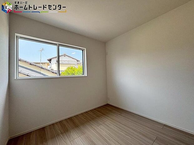 【【居室】】穏やかな光が差し込む室内には、穏やかな時間が流れます。休日には、落ち着いた空間で自分の趣味を楽しむのはいかがですか♪