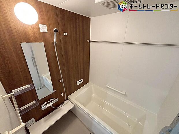 【【浴室】】毎日の疲れを癒す浴室は１坪タイプです。足を伸ばしてゆっくりとくつろげます。窓付きのバスルームは、明るく換気環境も良好。日中の入浴も気持ちよくお使い頂けそうです。