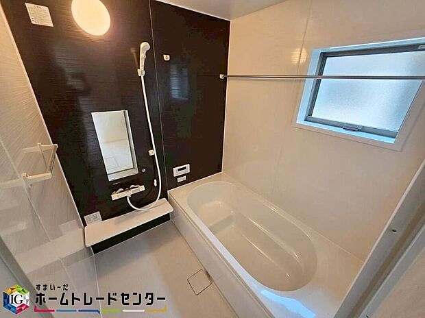 【浴室】浴室は湿気がたまりやすく、換気扇だけではどうしてもカビが出やすいです。窓があるだけでお風呂のカビお掃除がラクラクに♪