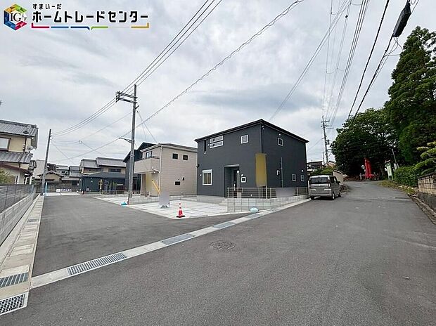 【前面道路含む現地写真】カースペースは２台分可能です♪近鉄大阪線「大和高田」駅までバス１３分「新家」停歩２分♪近鉄田原本線「箸尾」駅まで徒歩３５分♪

