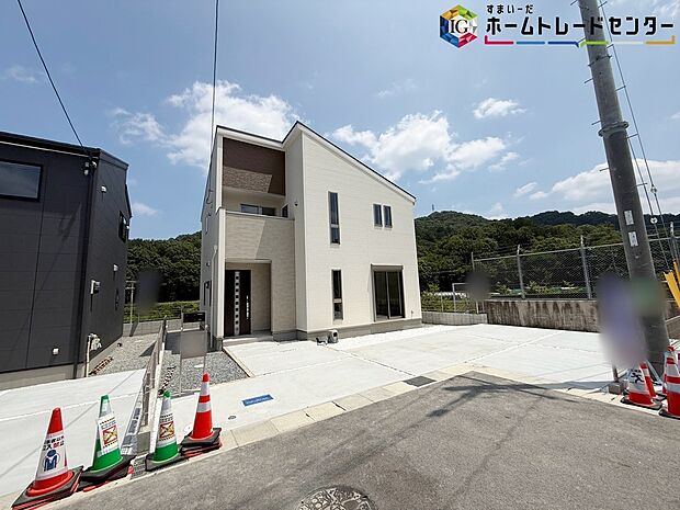 【【現地外観写真】※2号棟】一戸建ての大きなメリットは、「自分の土地」を自由に使えること♪好きなペットとの暮らし、ガーデニングやDIY、車やバイクの手入れなど様々な趣味を楽しめます♪