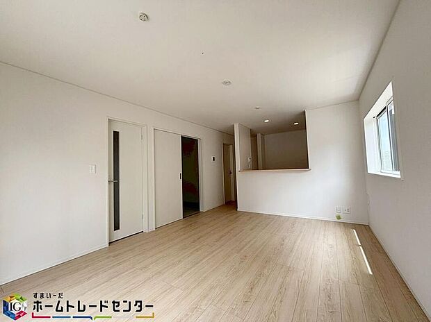 【リビング】作業台上部の収納スペースを取りのぞいたことにより、開放感のある対面キッチンを実現！夫婦そろってキッチンに立っても調理がしやすくゆとりのある広さです。家事をしながら会話も弾みますね♪