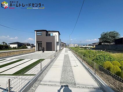 【駐車場＋住宅までのアプローチ】