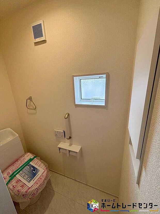 【トイレ】1、2階共に窓付きのトイレスペース。明るく、快適空間となっております。毎日使う場所だからこその配慮です。