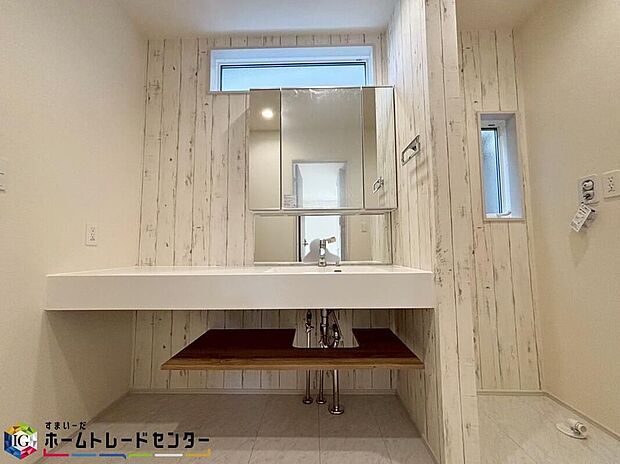 【洗面台・洗面所】洗面所にも収納スペースがございますので、ちょっとした生活用品等も収納できますね♪