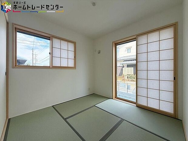 【【和室】】2WAYに使える和室。戸を開ければリビングと一体に。閉じれば独立した和室に。お客様の宿泊にも対応できる頼もしい空間です。