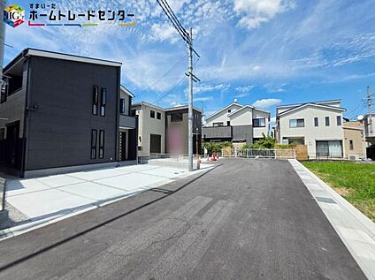 【前面道路含む現地外観写真】