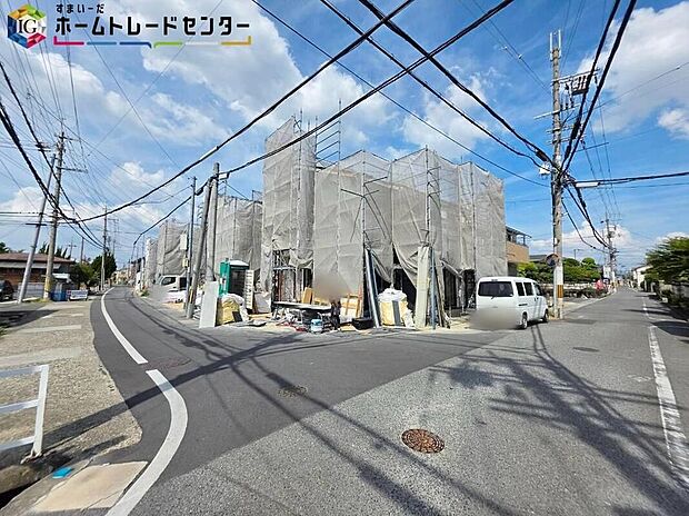 【前面道路含む現地写真】【前面道路含む現地写真】資料送付・ご見学即対応！1号棟・2号棟建物完成しております！室内もご内覧いただけます♪ご不明点等、スタッフがしっかりと説明させていただきますので、安心して現地をご覧ください♪