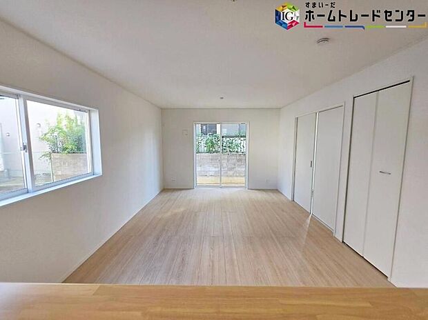 【【キッチン】】使い勝手の良い作業台の大きなキッチン。人気の対面式を採用しております。お子様もお手伝いに参加しやすいですね。ご家族の様子を見ながら、安心して家事が出来るのも嬉しいポイント。