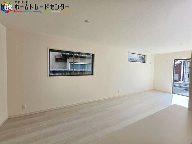 【【キッチン】】対面式キッチンからは、リビングにいるご家族の様子が一目で分かります。小さいお子様がいても安心です。