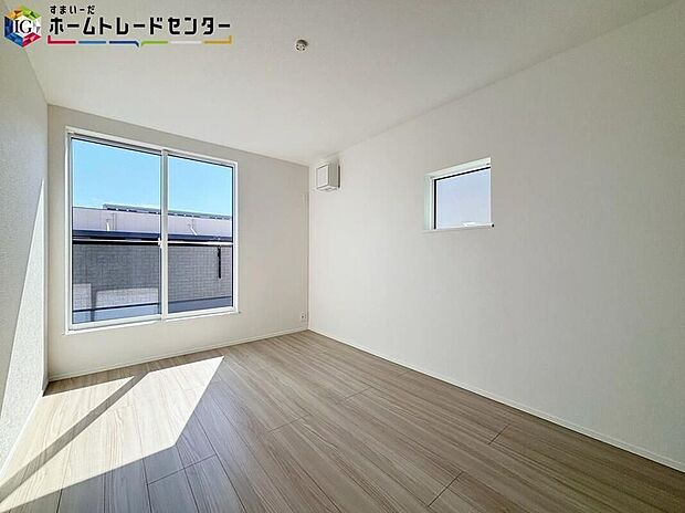 【【居室】】バルコニーに面した主寝室には、大きな窓を用意しております。暖かい日差し差し込む快適空間となっております。