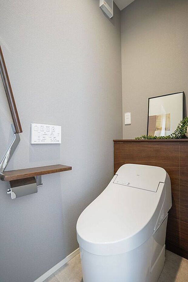 1階トイレには手洗スペースが付いているので、来訪者に洗面所を見られることなく使ってもらえ、プライベート空間を保てます。スッキリとしたデザインのタンクレスタイプです。