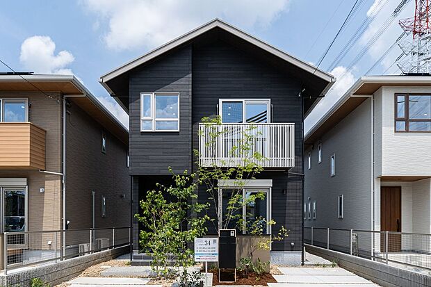 【外観】34号地は、モノトーンでまとめられたスタイリッシュな雰囲気が魅力的な外観です。駐車は最大2台可能です。（車種による）