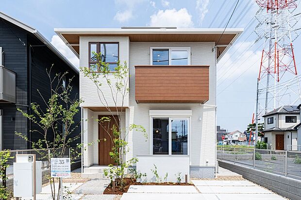 【外観】35号地は、爽やかな白の外壁に木目のブラウンが映える外観デザインとなっています。駐車は最大2台可能です。（車種による）