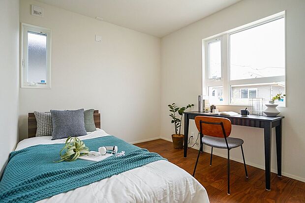 【室内】約5.4帖の洋室は、勉強や仕事に集中できるデスクスペースと心地よいベッドスペースを両立できる程よい広さとなっています。