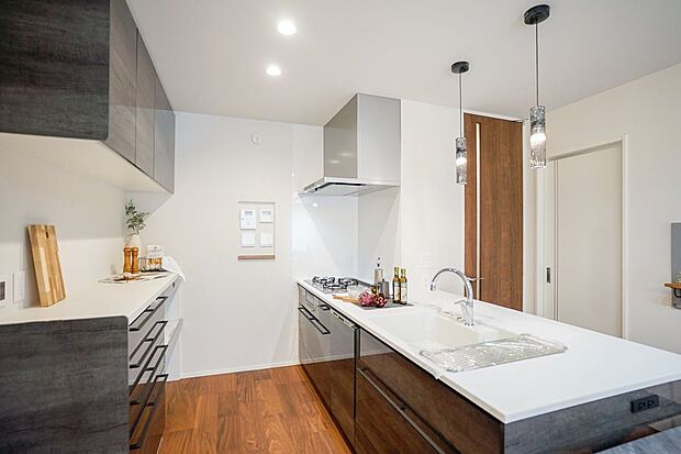 【キッチン】キッチンの背面には物入があるため、食料品やキッチン用品を効率的に収納し、キッチンスペースを整理整頓することで使いやすく保つことができます。