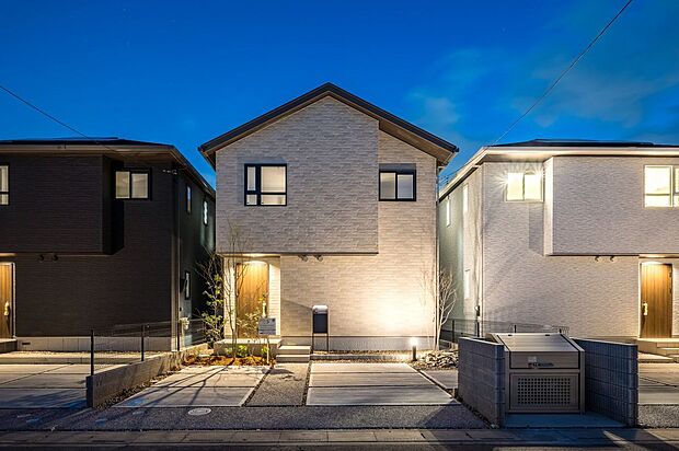 【外観】■5号地外観　高断熱樹脂サッシとLow-E複層ガラスで、 高い断熱性と快適性を実現。 夏は日射熱をお家に入れず、冬はお家丸ごと暖かく。不快な結露も抑制します。
