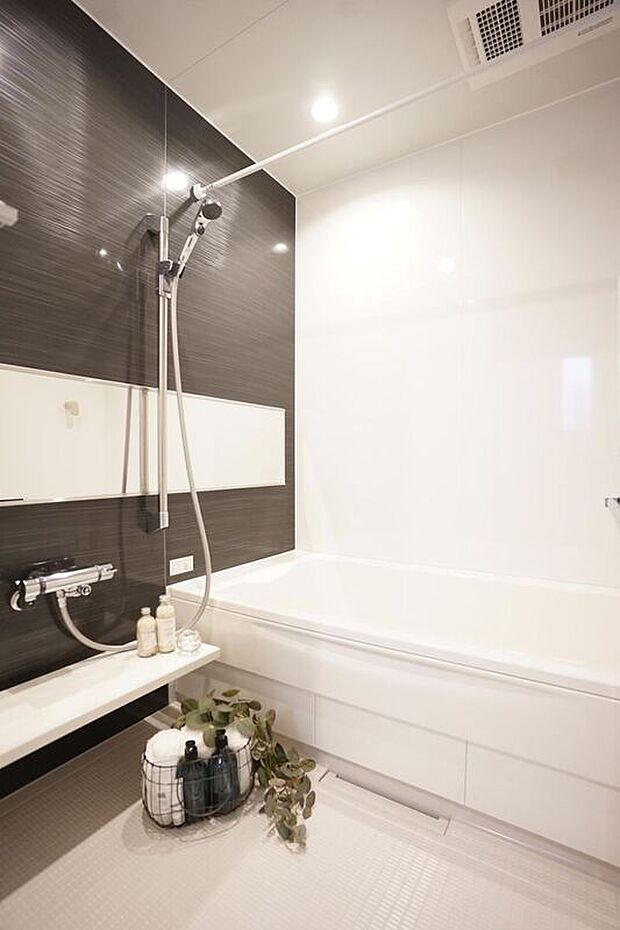 【バス】■5号地バス　黒のアクセントパネルが明るい印象的の浴室。ワイドミラーが空間に奥行きをもたらし、広々とした印象を与えます。浴室乾燥機完備。