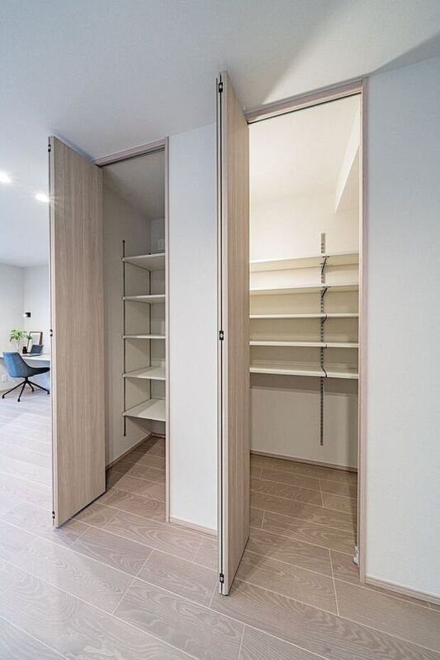 【収納】■L号地収納リビングには大容量の収納を設けました。日常的に使用する文房具や本、雑貨、薬などの収納に便利です。