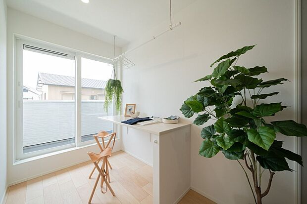 【室内】2階のバルコニー前にはドライスペースがあります。雨や花粉、黄砂の季節でも安心して洗濯物が干せます。窓を開ければ風通しが良く、部屋干し臭対策にも効果的です。乾太くん設置用の工事済み。