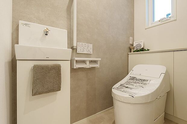 【トイレ】■6号地1階トイレ　1階トイレには手洗スペースが付いているので、来訪者に洗面所を見られることなく使ってもらえ、プライベート空間を保てます。スッキリとしたデザインのタンクレスタイプです。