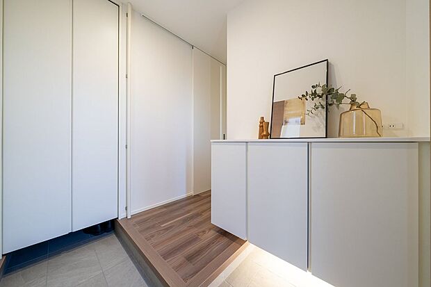 【玄関】■8号地玄関土間収納には靴だけでなく、傘やベビーカー、スポーツ用品など、玄関に置きがちな物を収納できるため、玄関を常にキレイに保てます。