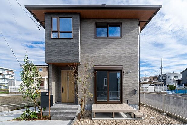 【外観】■17号地外観積水ハウス ノイエは標準仕様で「ZEH基準をクリア」しています。さらに、高断熱樹脂サッシとLow-E複層ガラスで、 高い断熱性と快適性を実現しました。