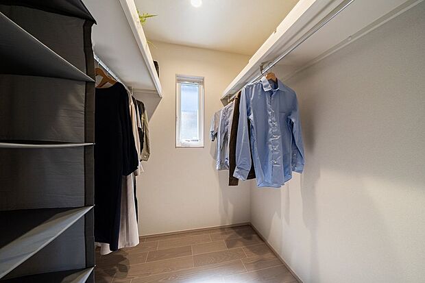 【室内】8号地2階主寝室から収納としてファミリークロークを設置しています。ご家族の荷物や衣類を一括管理できるので、朝の支度や衣替えがスムーズになします。廊下からも主寝室からもアクセス可能です。