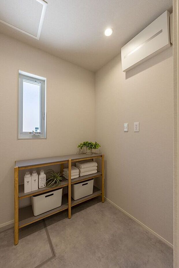 【洗面】■洗濯基地洗濯・乾燥・アイロン・たたみまでを一か所で完結できる「洗濯基地」を設置。室内物干しも完備し、天候に左右されず効率的に家事がこなせる、機能的で快適な洗面空間です。