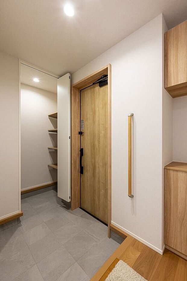 【玄関】■玄関明るく爽やかな玄関は、来訪者に好印象を与えます。土間収納には靴だけでなく、傘やベビーカー、スポーツ用品など、玄関に置きがちな物を収納できるため、玄関を常にキレイに保てます。