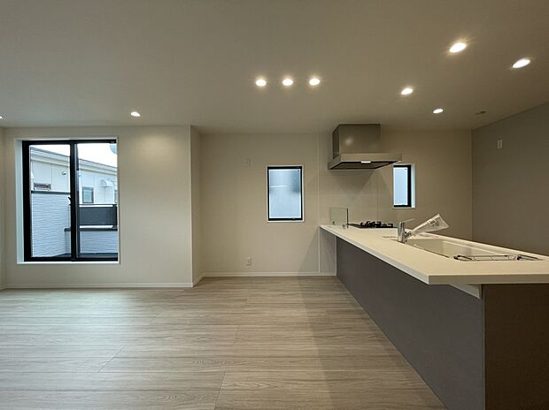 【ＬＤＫ/2号棟】
・ＬＤＫ 約16.5帖
勾配天井とロフト空間が開放感を演出するLDK。シックなアクセントウォールが洗練された空間を創り出します。高性能ながら、デザインにも妥協しない私邸です。