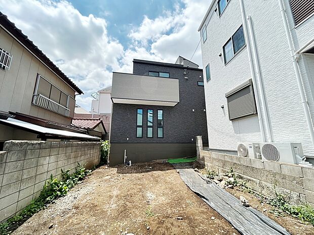 建物完成済みの為、いつでも内覧可能です。
カースペース２台駐車可能です。