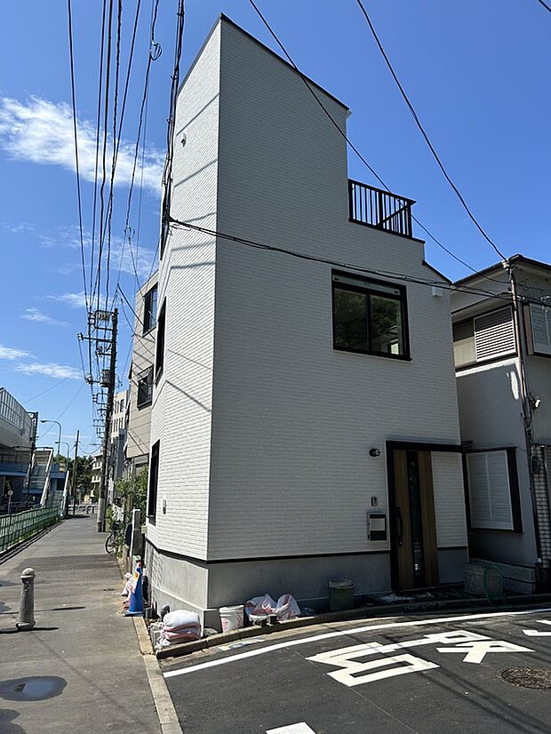 【現地写真】
東南角地に付き開放感があります。