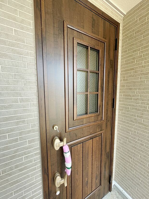 【デザイン玄関ドア】おしゃれな木目調の玄関ドアを採用しております