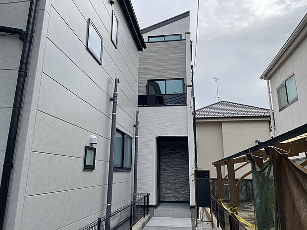 【2号棟外観】【物件外観/2号棟】
・土地面積 91.53m2
・建物面積 92.94m2
・間取り　４ＬＤＫ