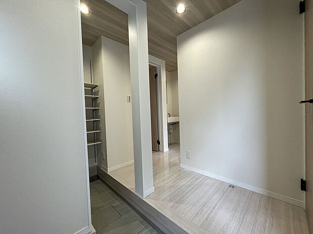 【【玄関/2号棟】】シューズインクローゼットのついた広々とした玄関。